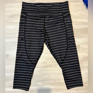 Zyia 14-16 Black w/ white stripes Light N Tight Hi-Rise Pocket Capri 20” inseam